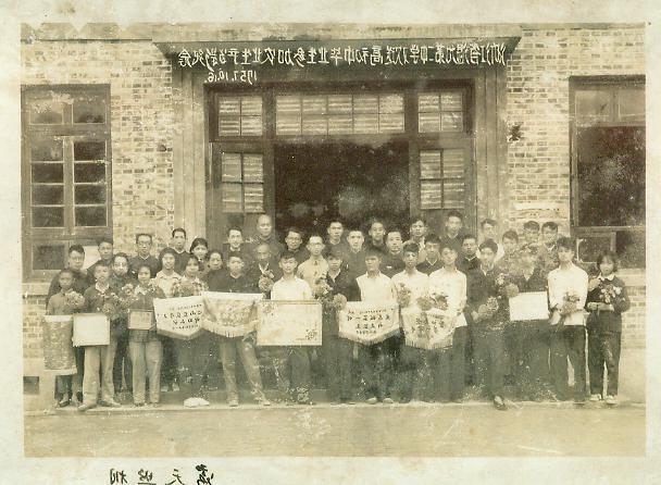 57年部分同学参加农业生产留影.jpg